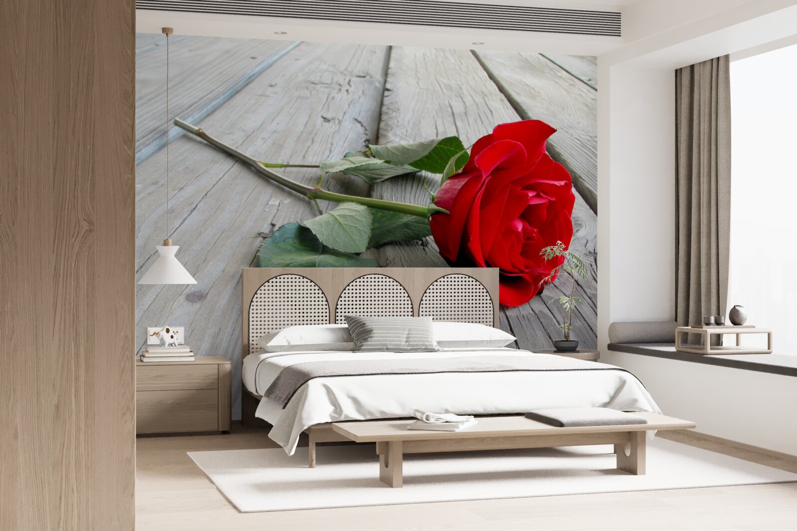 Fotobehang scharlaken bloem op een houten oppervlak