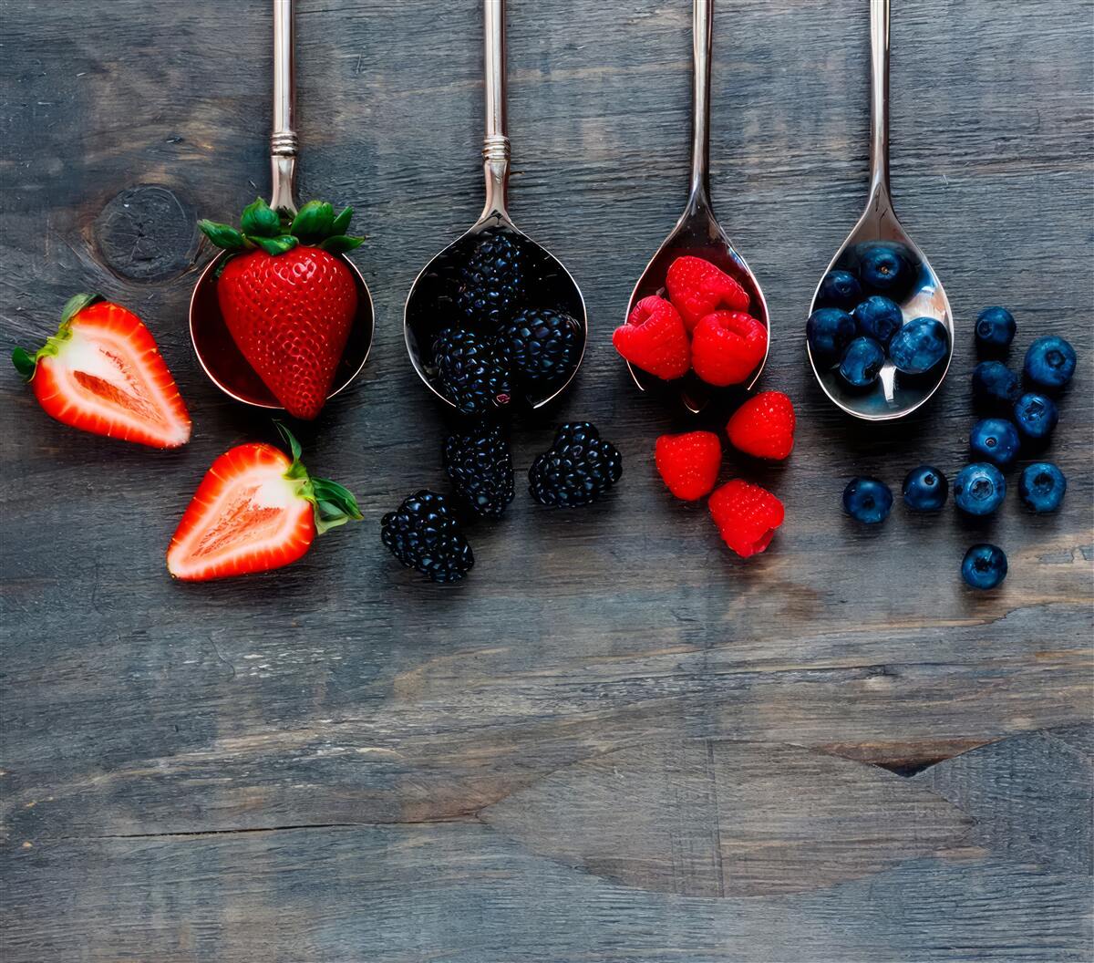 Fotobehang Lepels gevuld met bessen