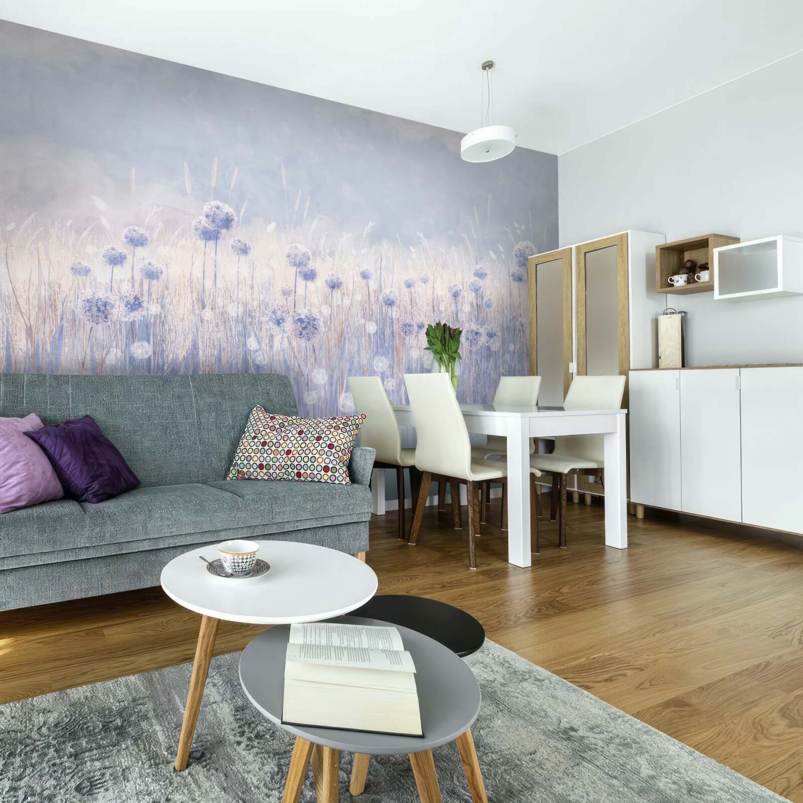 Fotobehang lilakleurige planten op een lichte achtergrond