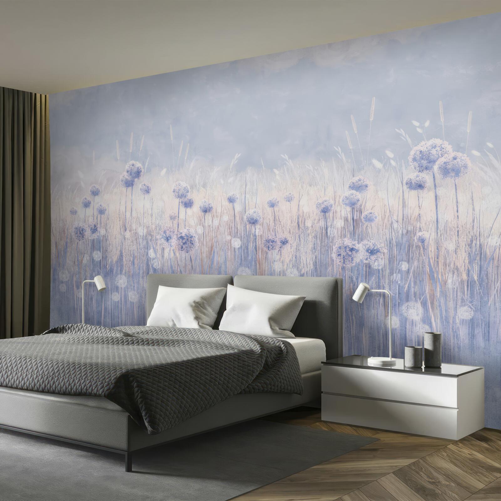 Fotobehang lilakleurige planten op een lichte achtergrond