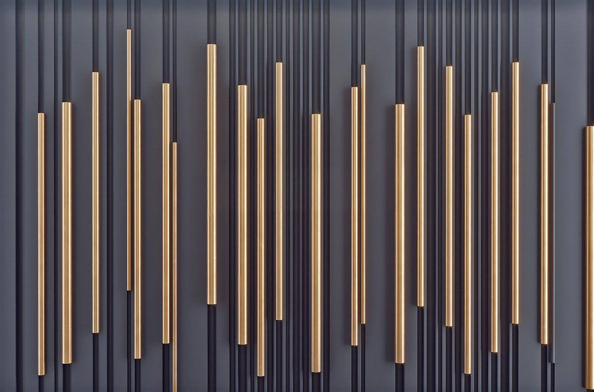 Fotobehang gouden inzetstukken op verticale lijnen