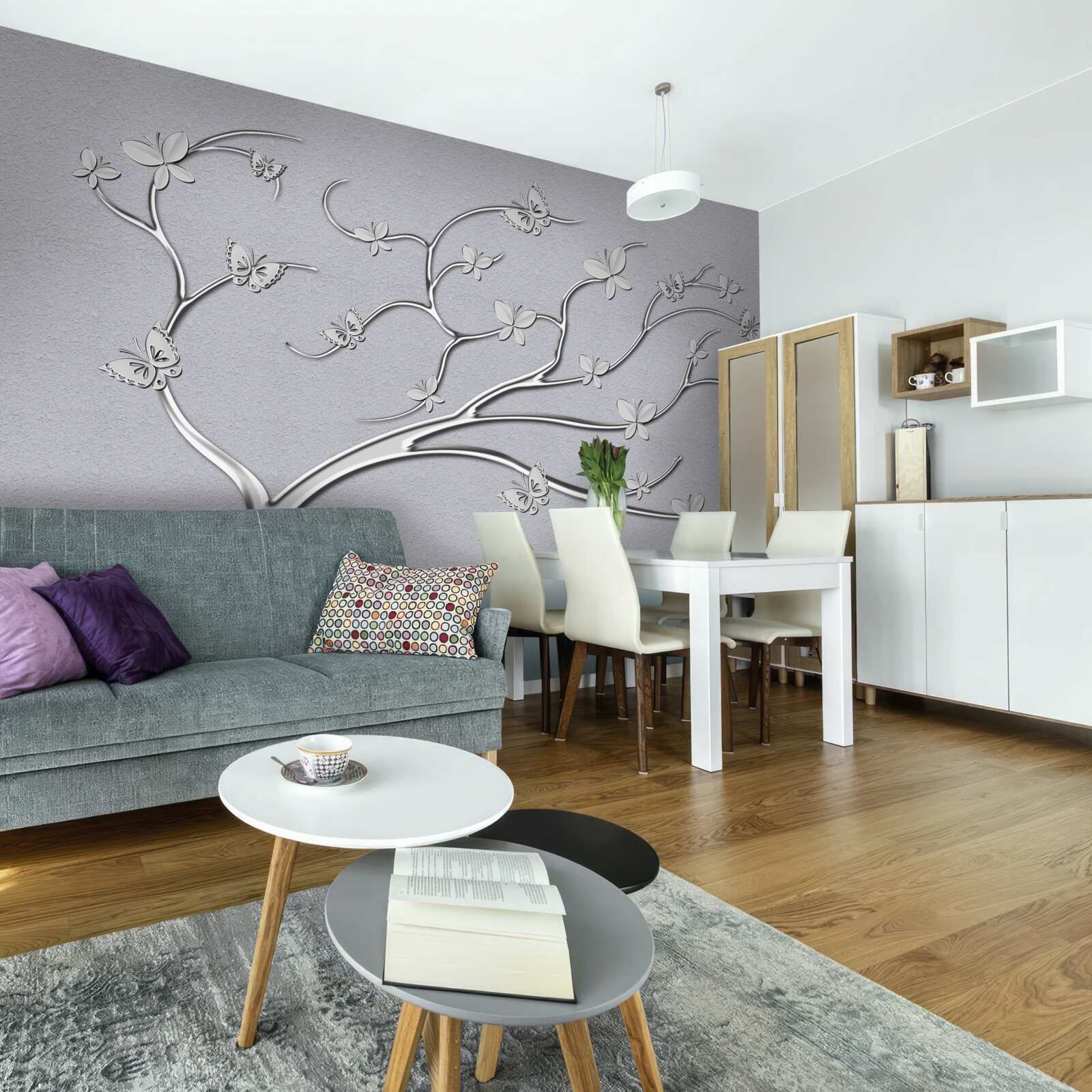 Fotobehang dunne boom met metalen bloemen