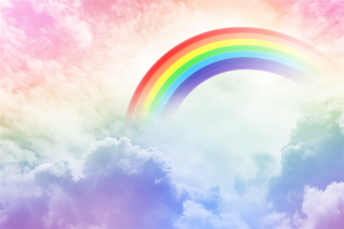 Fotobehang een kleurrijke regenboog schijnt boven de wolken