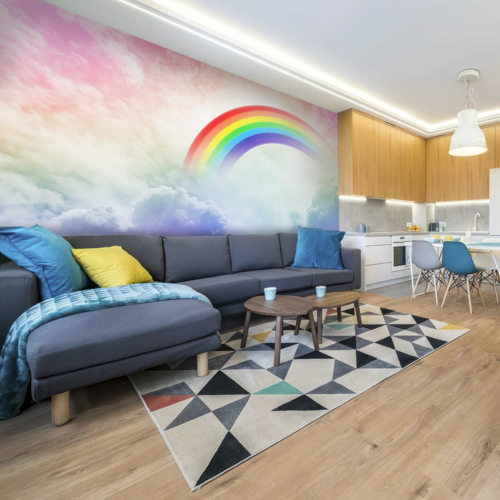 Fotobehang een kleurrijke regenboog schijnt boven de wolken