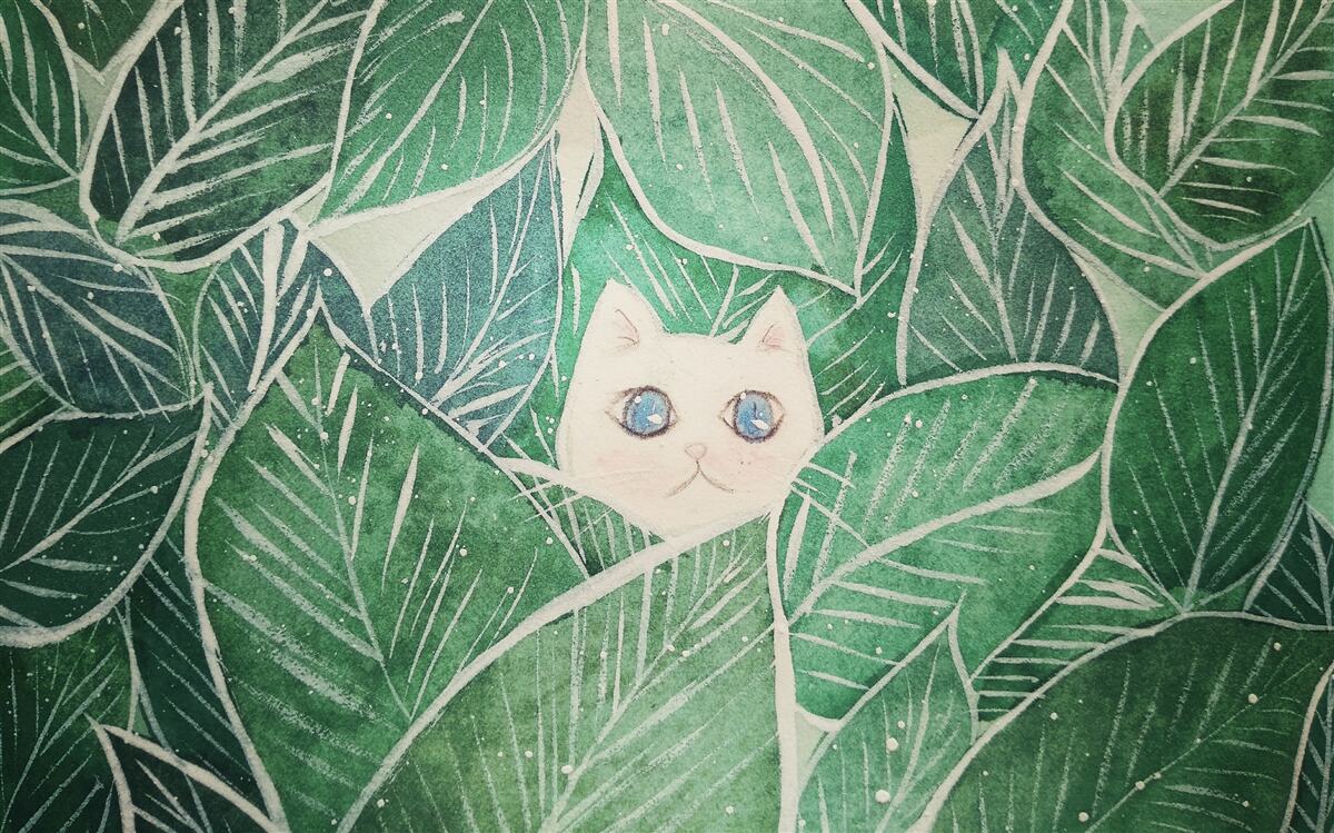 Fotobehang een kleine kat verdwaald tussen de groene bladeren