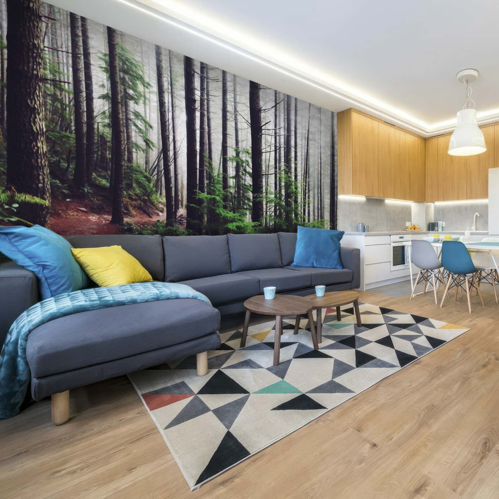 Fotobehang het mistige bos staat vol met hoge en slanke bomen