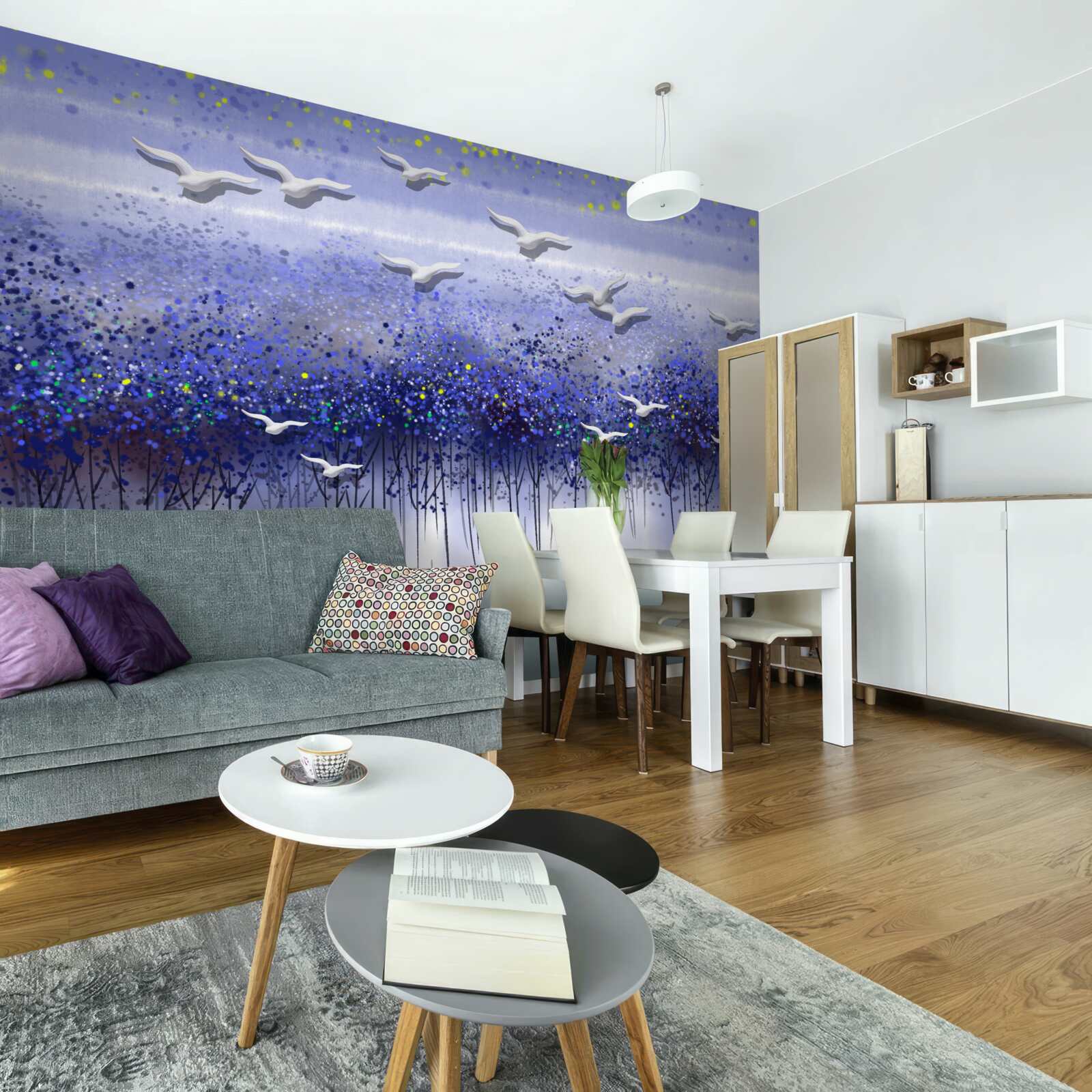 Fotobehang een groep vogels in de lucht boven het bos en het meer, ondergedompeld in de schemering